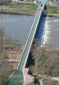 Le pont-canal du Guétin permet au canal latéral à la Loire de passer au-dessus de l'Allier, non loin de Nevers (France).