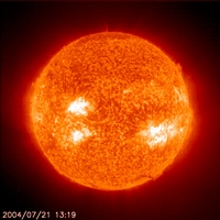Le Soleil. La photo du Soleil n'est possible qu'avec l'utilisation d'un filtre spécial. Surtout ne regarde jamais les rayons du Soleil sans prendre de précaution (il faut un filtre très spécial).